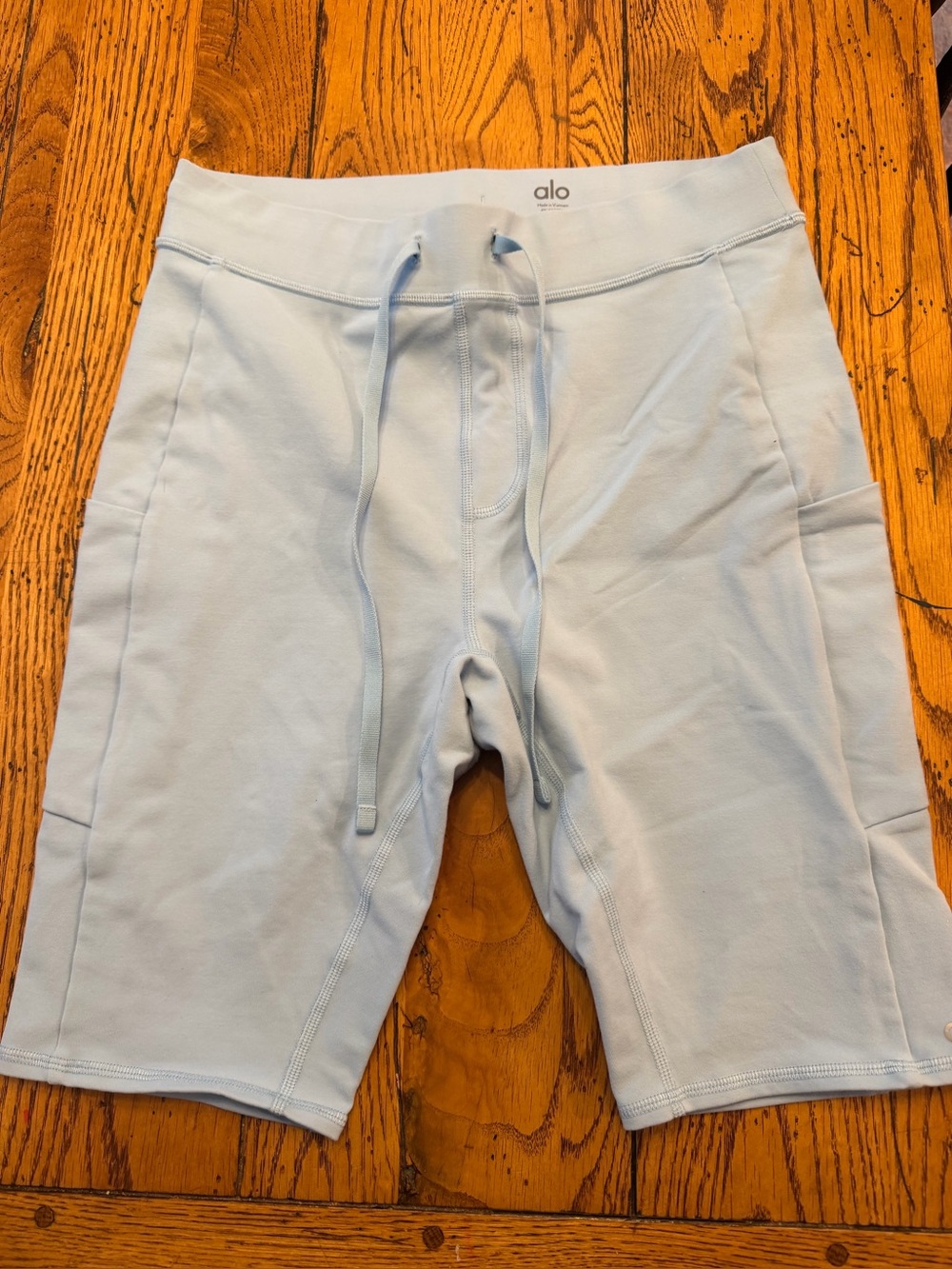 Alo woman’s  Light Blue Drawstring Performance Shorts Sz L